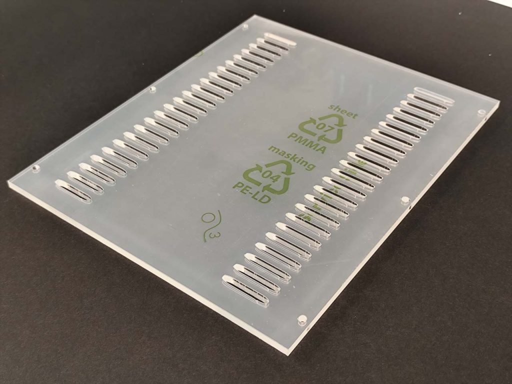5mm vastag öntött plexi lemezből lézervágással készült oldallap.