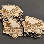Gravírozott rétegelt lemez plakett.