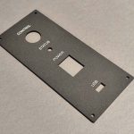 3mm vastag öntött plexi lemezből lézervágott és gravírozott előlap.