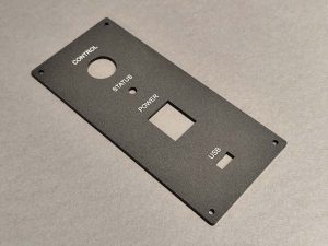 3mm vastag öntött plexi lemezből lézervágott és gravírozott előlap.