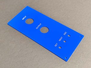 3mm vastag öntött plexi lemezből lézervágott és gravírozott előlap.