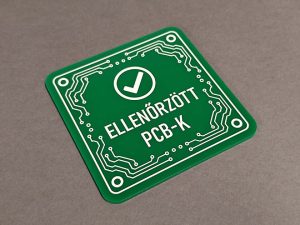 3mm vastag öntött plexi lemezből lézervágott és gravírozott tábla.
